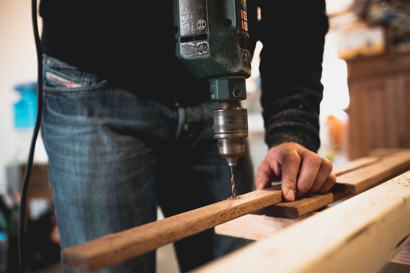 Banco de carpintero de madera con marcas de uso en un taller antiguo